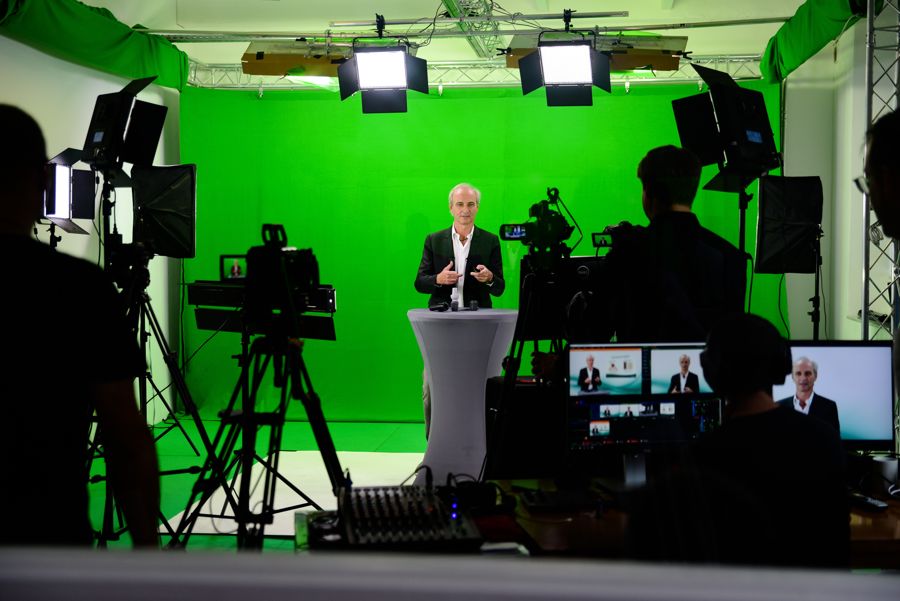 Ausgeleuchtete Greenscreen-Fläche im Studio